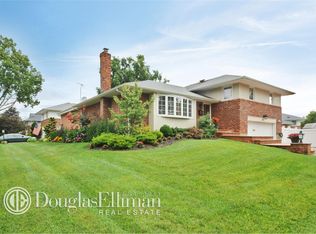 932 Berkshire Dr, Westbury, NY 11590