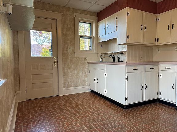 5th image of 624 Vine St