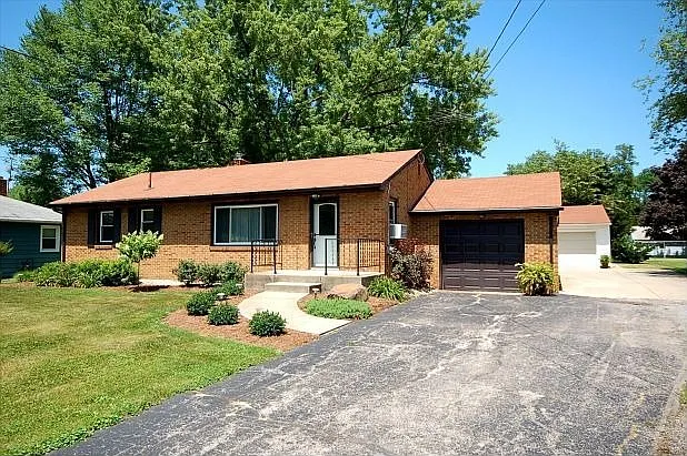 221 Hillman Dr photo 1