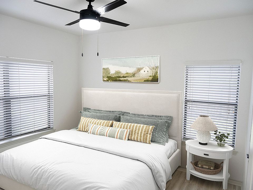 2x1 909 sqft B1 - Bedroom