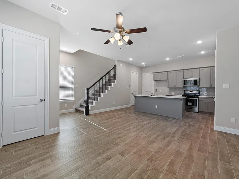 4267 Shavano Dr — Photo 2