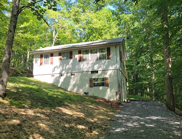 1377 Four Seasons Dr — Photo 2