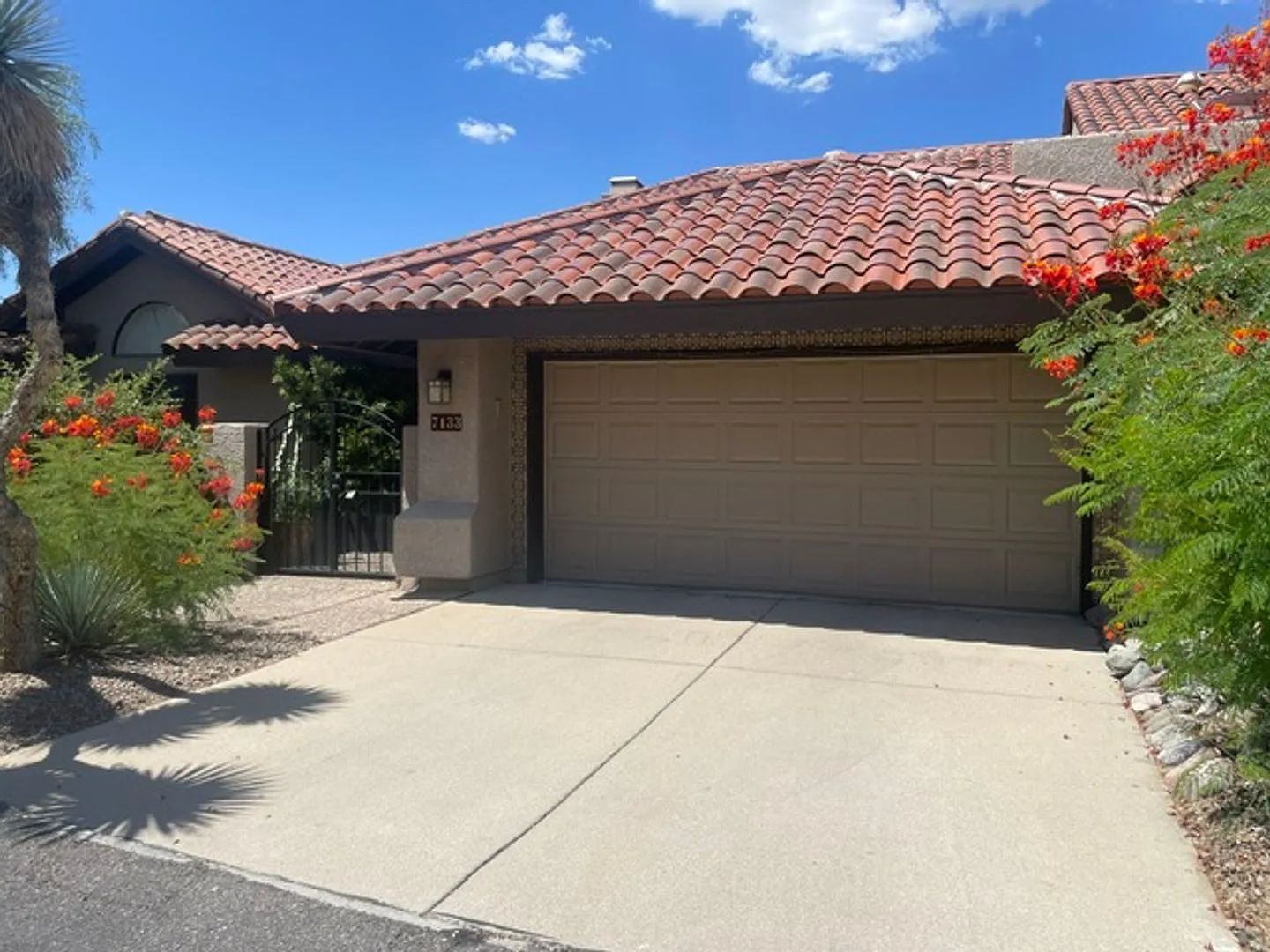 Beautiful home in gated community — Photo 1