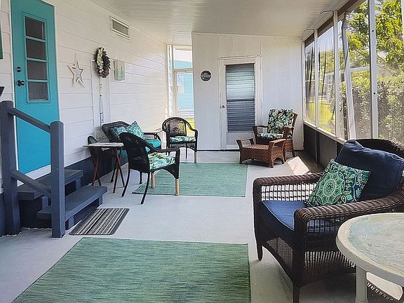 Outdoor screened patio