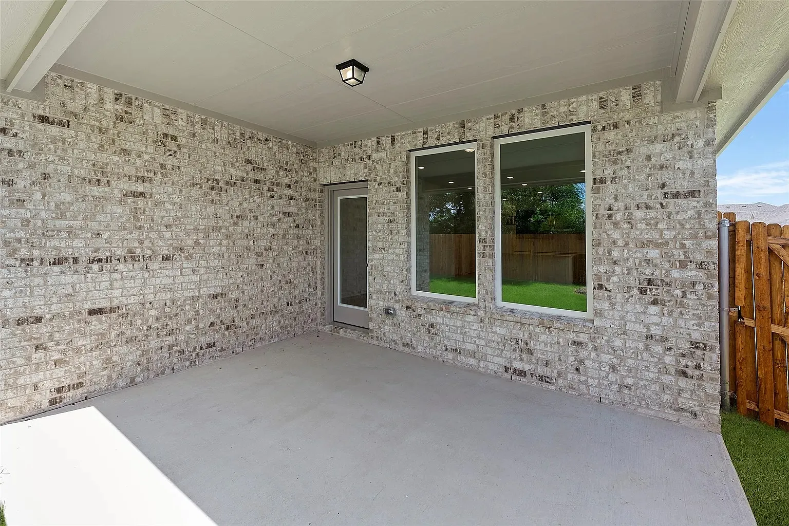 4 bed, 2252 sqft, $2,450 — Photo 3