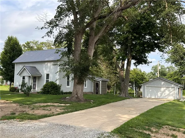 304 Grant St, Pana, IL 62557