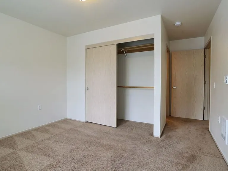 Sunrise Pointe Apartments — Photo 44