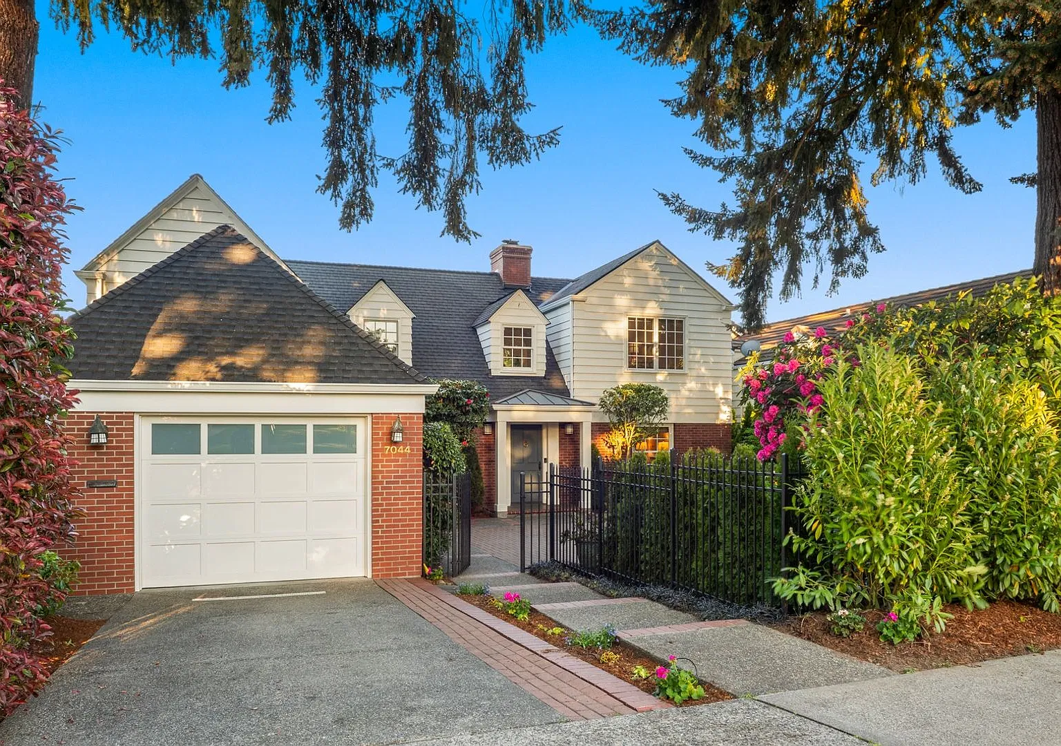 Luxury 4 BD / 3.5 BA House in View Ridge! — Photo 2