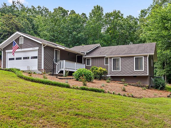3rd image of 2903 Huckleberry Ln