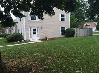 16 Timber Ter, Cary, IL 60013