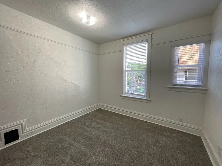 Newly Remodeled 6 Bedroom Eastside Upper Unit — Photo 3