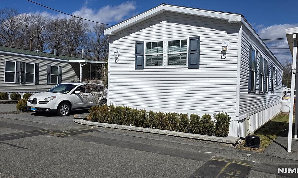 1st image of 10 Makepeace Dr