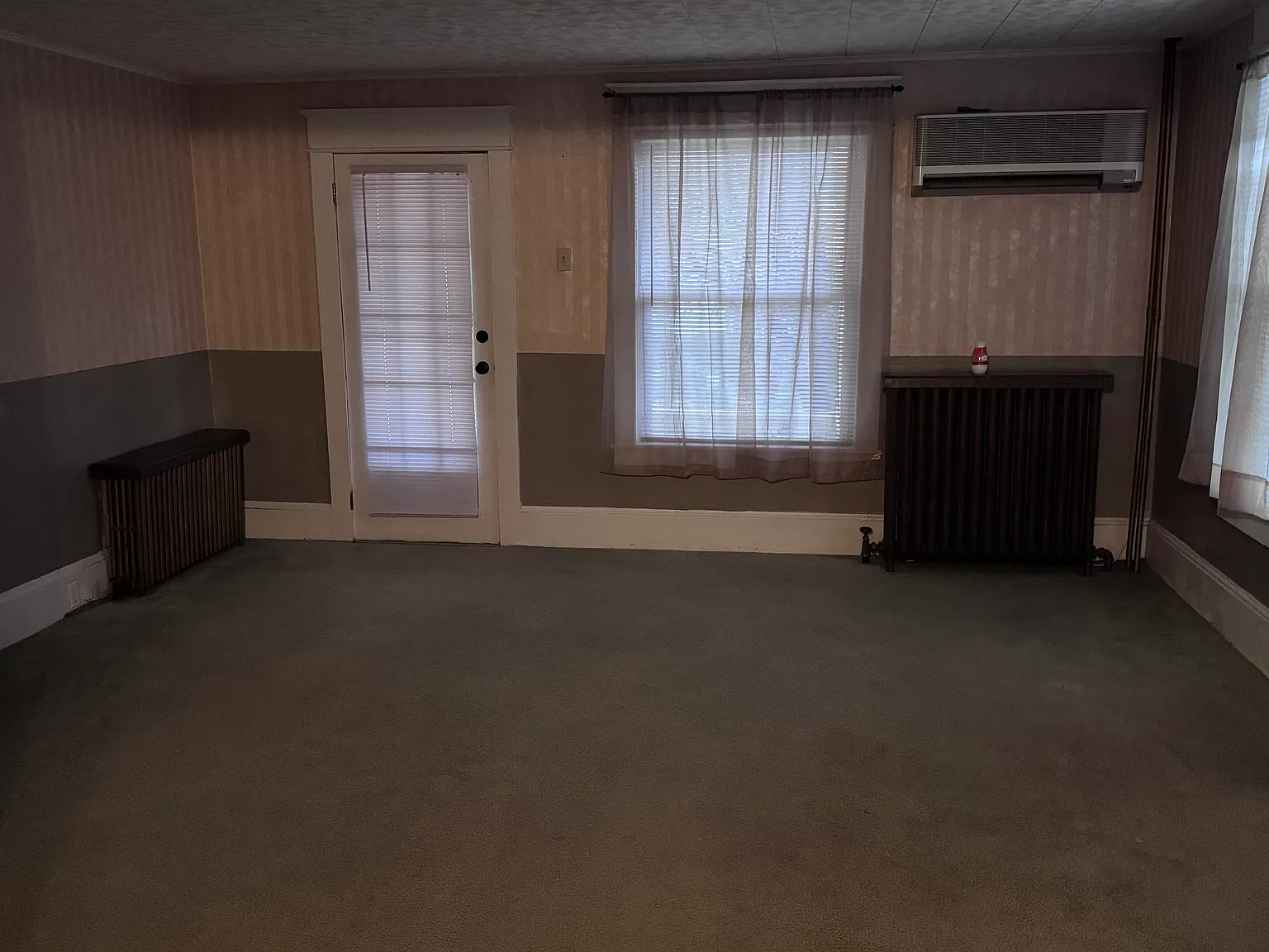 3 bed, 1100 sqft, $1,300 — Photo 3