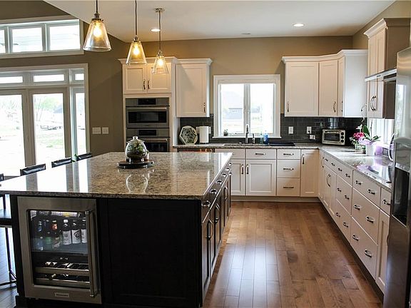 3rd image of 39 Nicole Ct