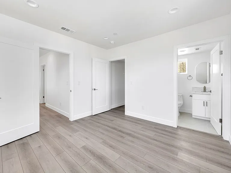 1150 W 38th St — Photo 103