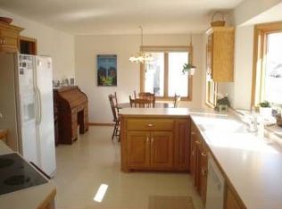 6156 Glacier Dr, North Branch, MN 55056