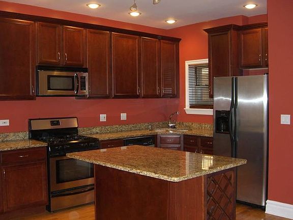 Kitchen w/Island