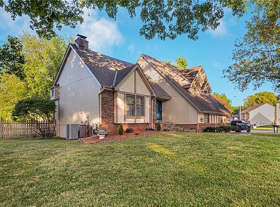 2nd image of 2801 Sweet Briar Dr
