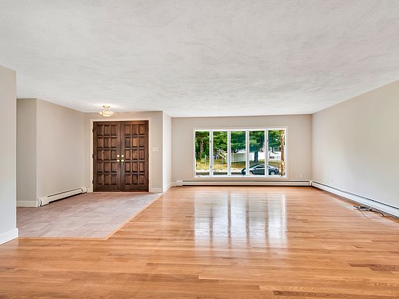 Living Room/Foyer