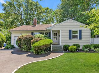 18 Gainsboro Ln, Syosset, NY 11791