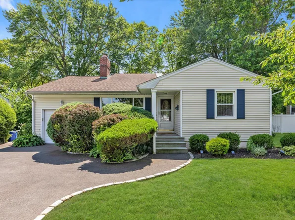 18 Gainsboro Lane, Syosset, NY 11791