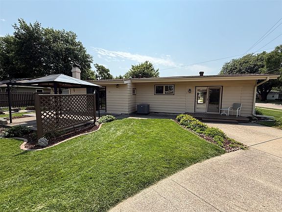 2nd image of 910 SW 2nd Street Pl