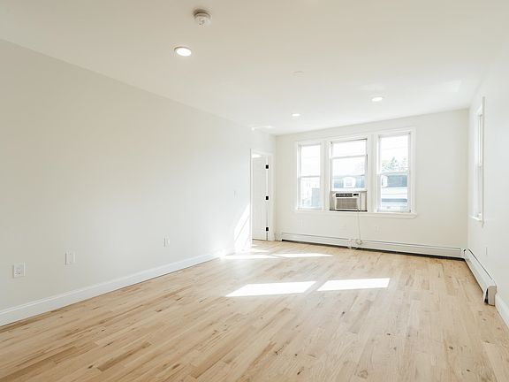 5th image of 27 W 52nd St