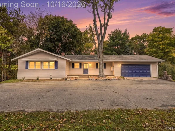 3030 N Hickory Ridge Rd, Highland, MI 48357