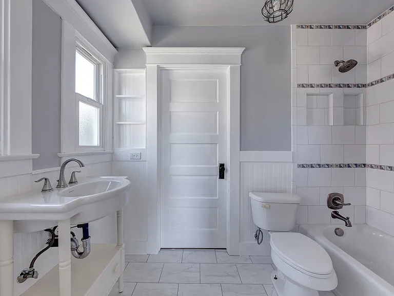 2108 Gramercy Ave — Photo 9