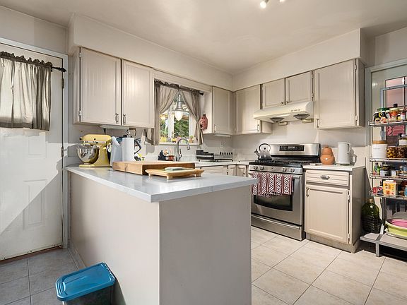 5th image of 3850 Moscrop St