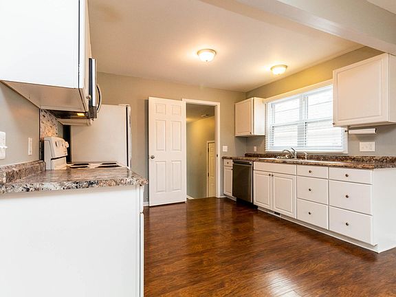 4th image of 20904 Parker St
