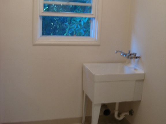 5th image of 860 Park Dr APT 2