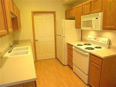 Kitchen has oak cabinets 
