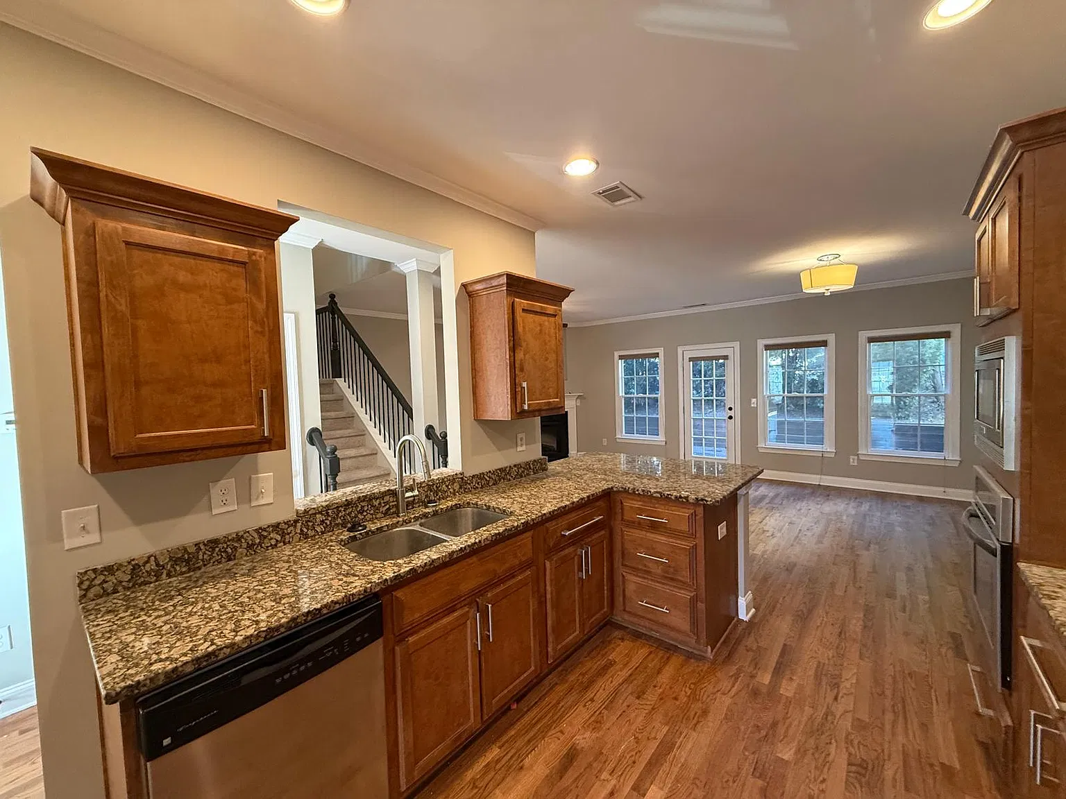 3 bed, 2.5 bath, 2300 sqft, $2,500 — Photo 2