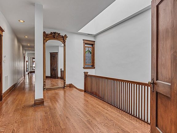 3rd image of 434 W Oakdale Ave