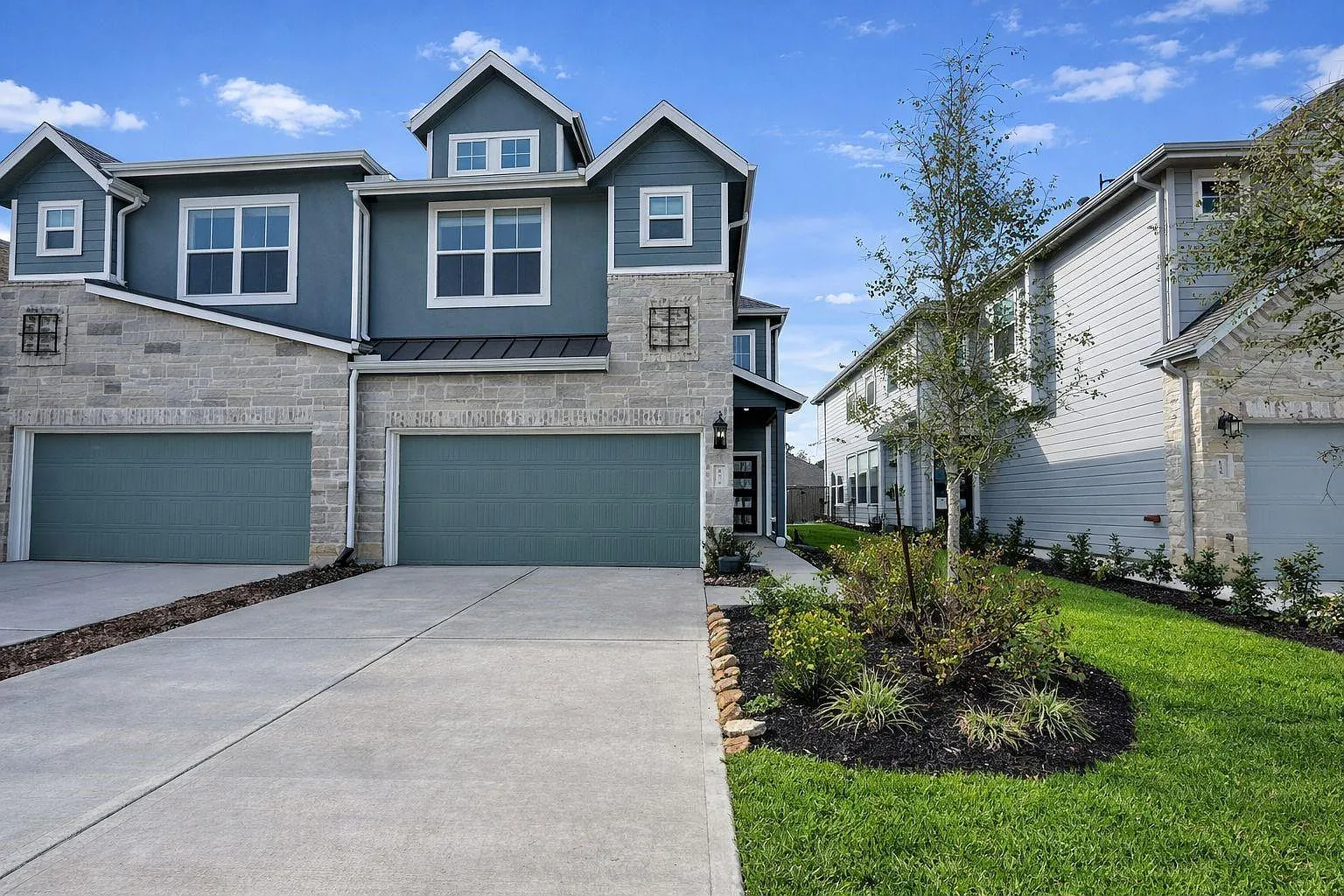 3 bed, 2.5 bath, 2104 sqft, $2,400 — Photo 1