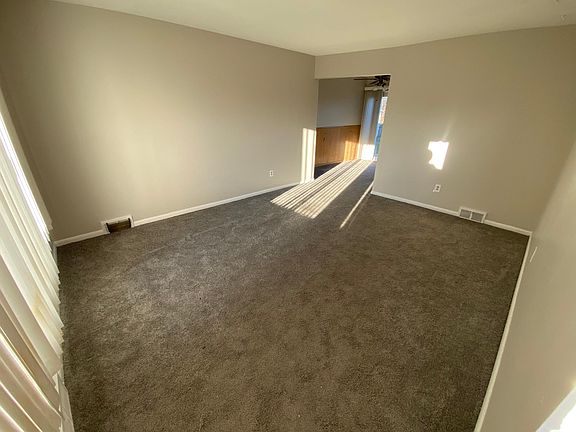 5th image of 984 Deering St