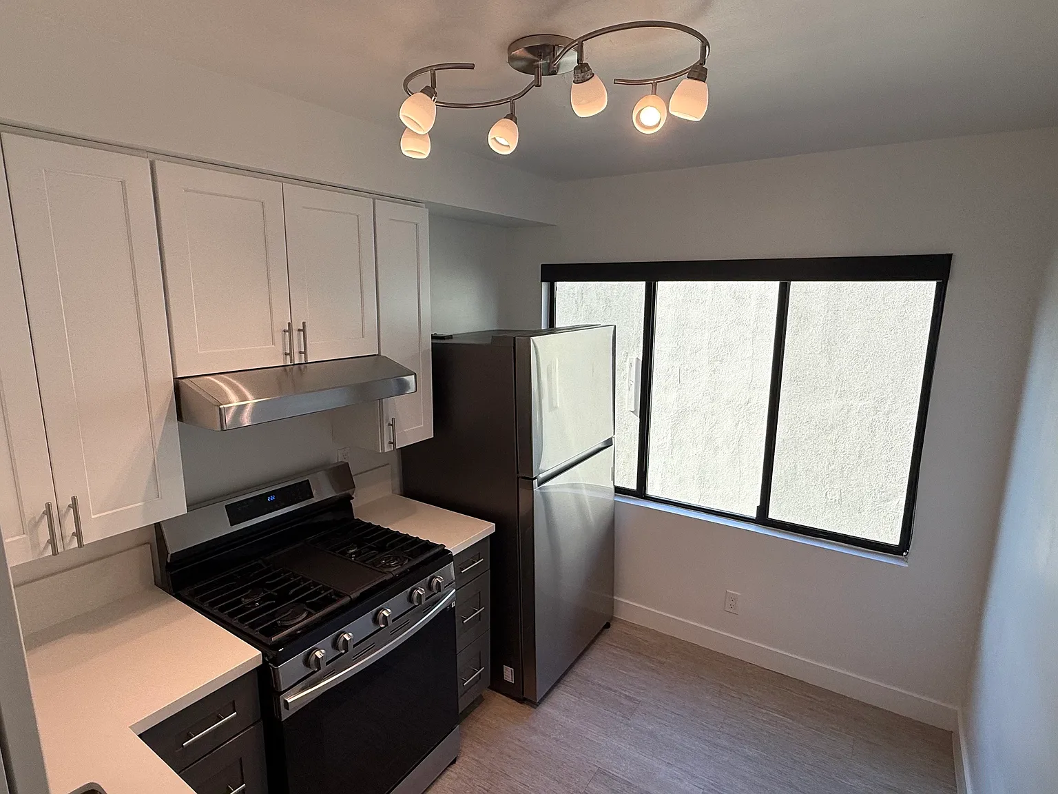 2033 Beachwood Dr — Photo 4