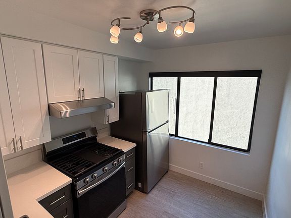 4th image of 2031 N Beachwood Dr #6