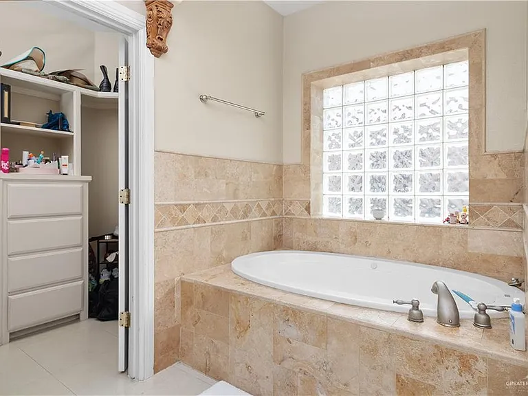 2401 W Rhin Dr — Photo 27
