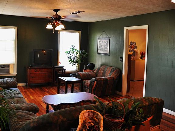 2nd image of 1128 Oak St