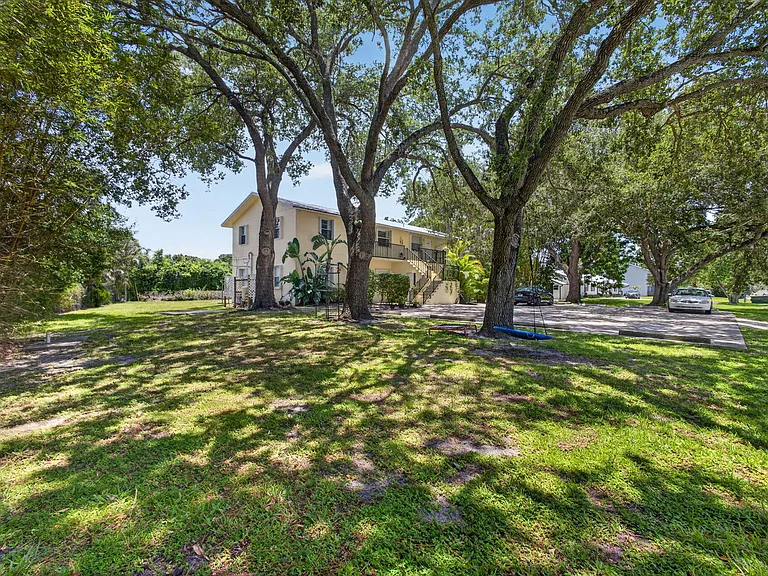 708 SW Gardens Blvd — Photo 5