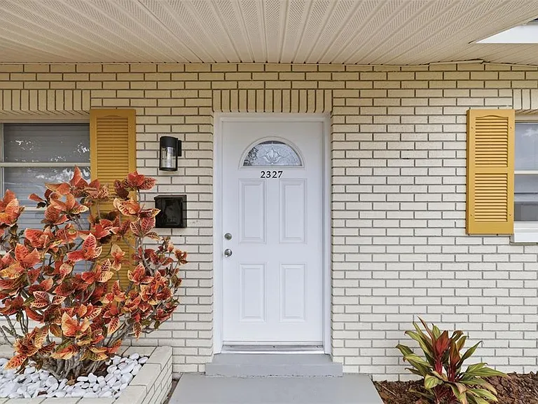 2327 W Knollwood Pl — Photo 3