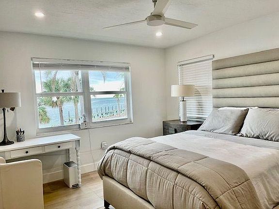 Guest Bedroom 
Queen Bed