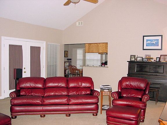 3rd image of 106 Silver Lace St