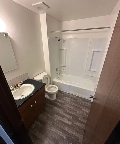 Newport Manor — Photo 10