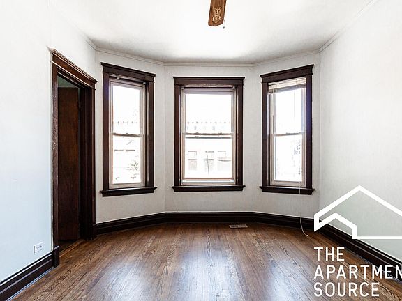 2nd image of 1009 W Newport Ave