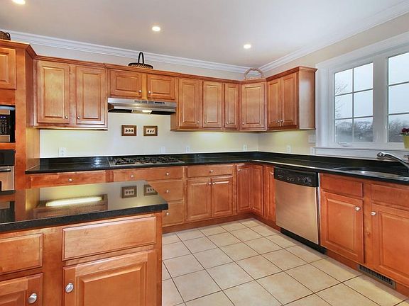5th image of 301 Belmont St