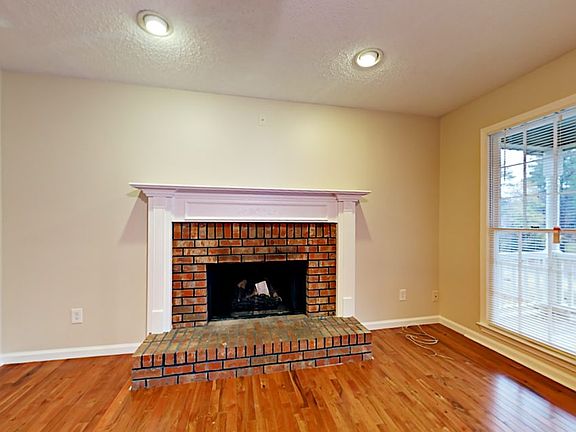 5th image of 58 Bedford Ct