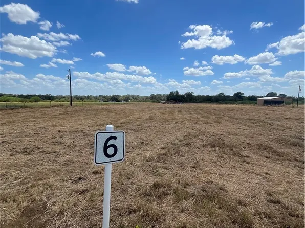 275 Cannon North Dr, Gonzales, TX 78629